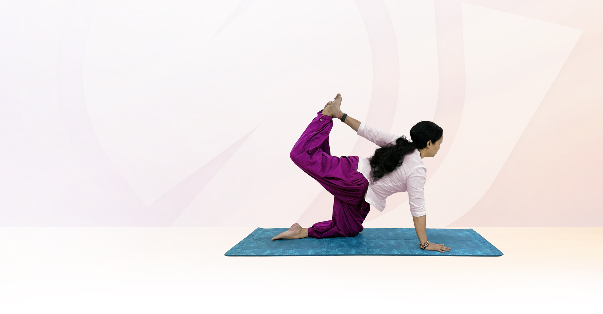 Samatva Yoga practice session - Standing leg extension balance pose